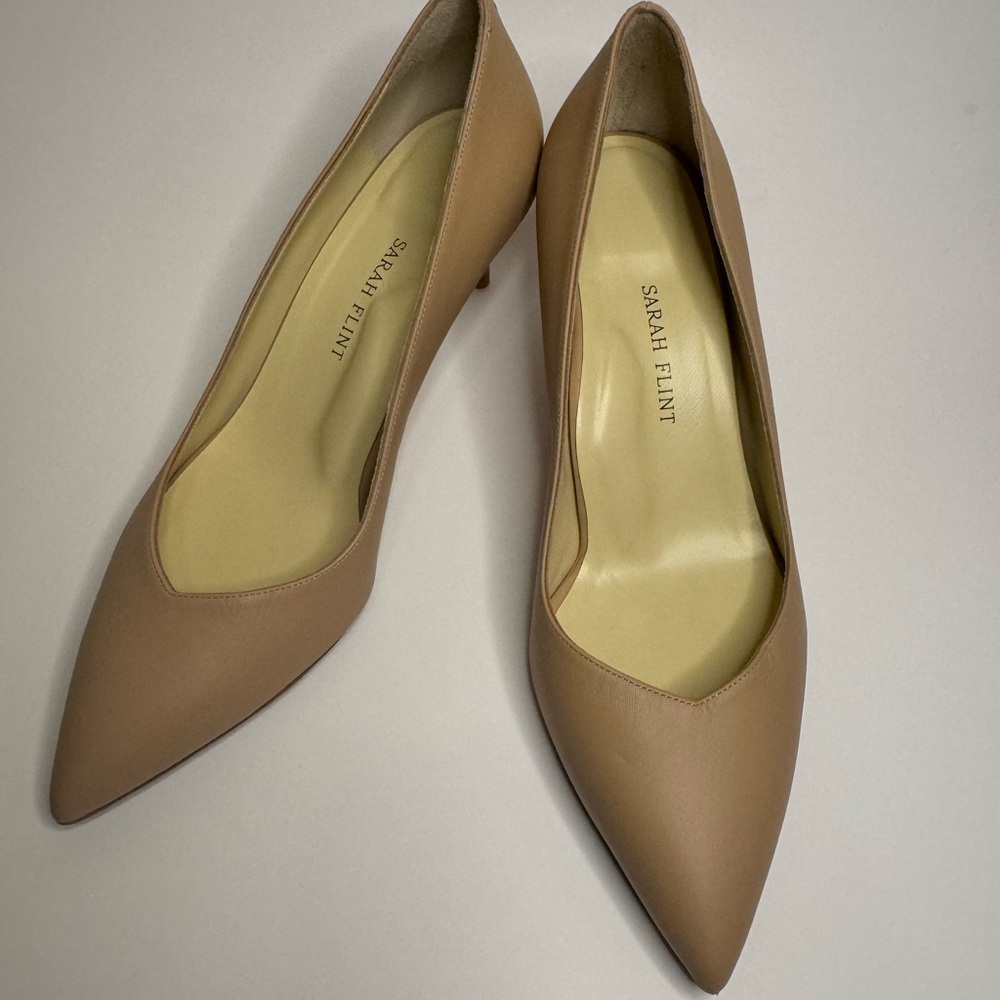 Sarah flint, used but in a good condition sz 39 1/2    Perfect Kitten Pump 50